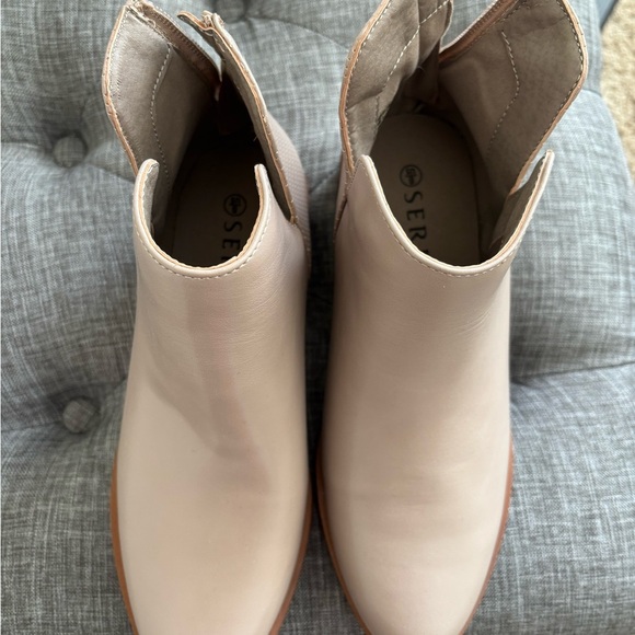 Elegant Cream Women's Shoes - Picture 2 of 5